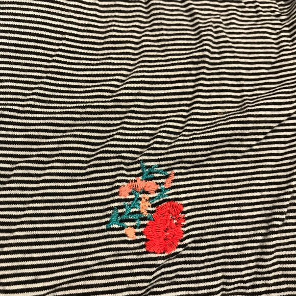 AMERICAN EAGLE black and white stripe with flowers - Picture 3 of 4